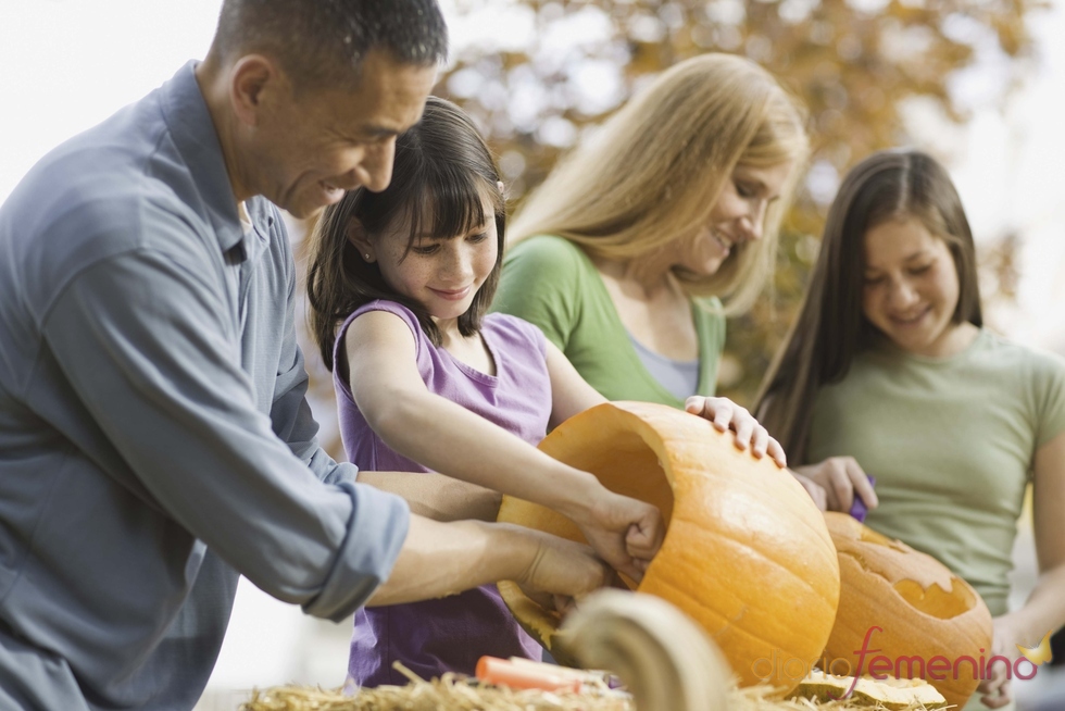 Una familia prepara las calabazas para Halloween