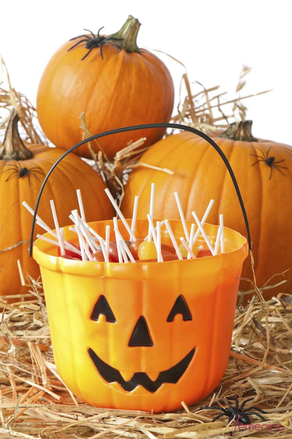 Cubo de calabaza lleno de chupa-chups para Halloween