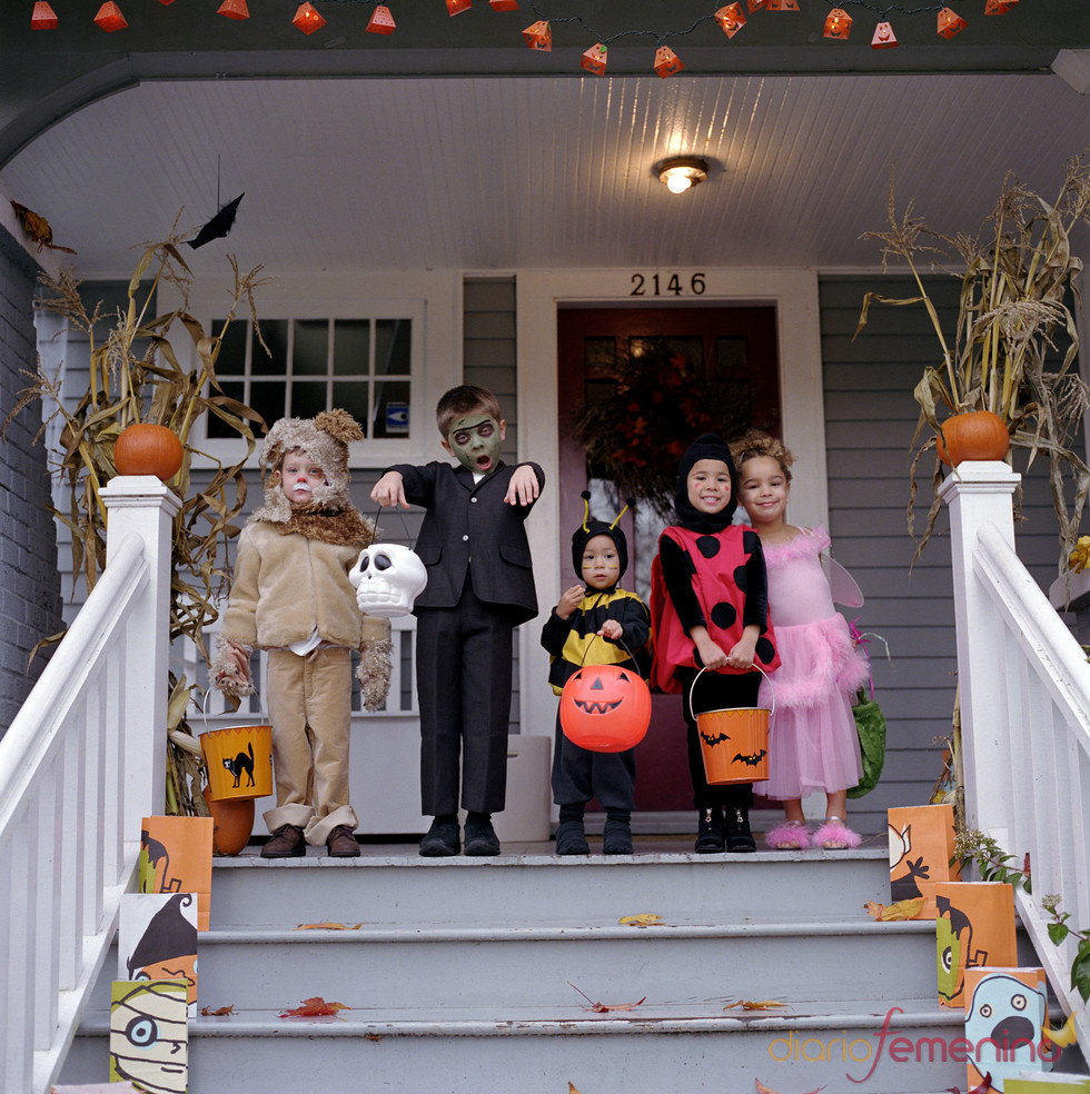 Grupo de niños en la entrada de una casa en Halloween