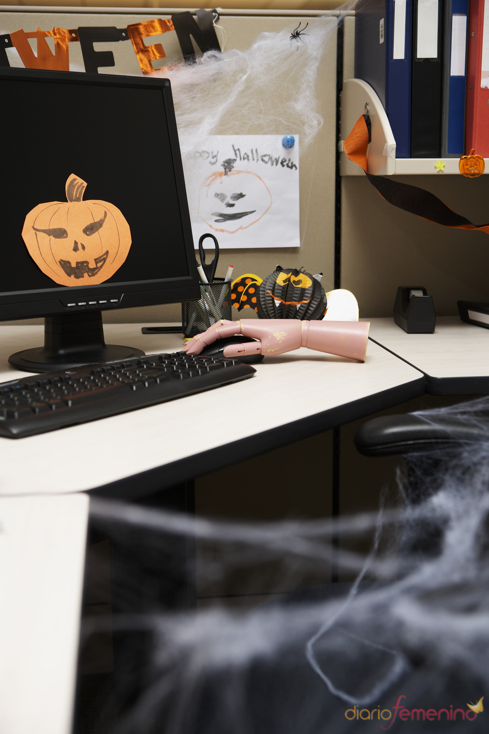 Mesa de trabajo decorada para Halloween