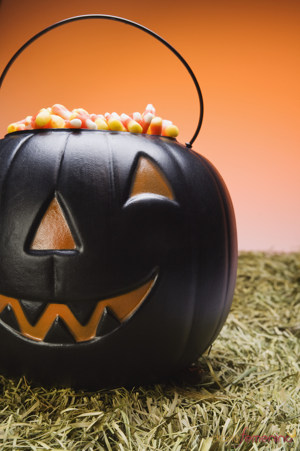 Calabaza rellena de chucherías para Halloween