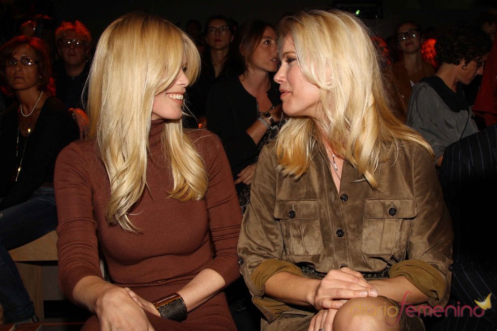 Clauda Schiffer y Valeria Mazza muy complices durante la pasarela de Milán