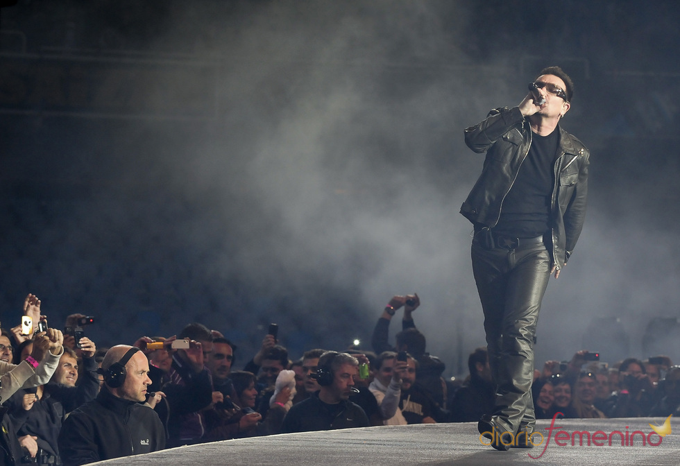 Bono se pasea por el escenario de Anoeta