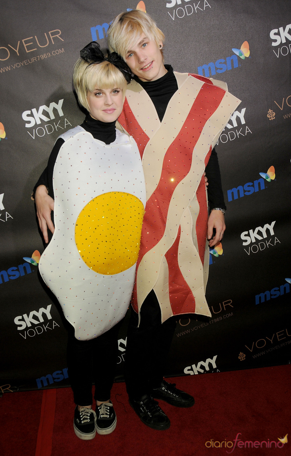 Kelly Osbourne y su compañero Luke Worrall en la noche de Halloween