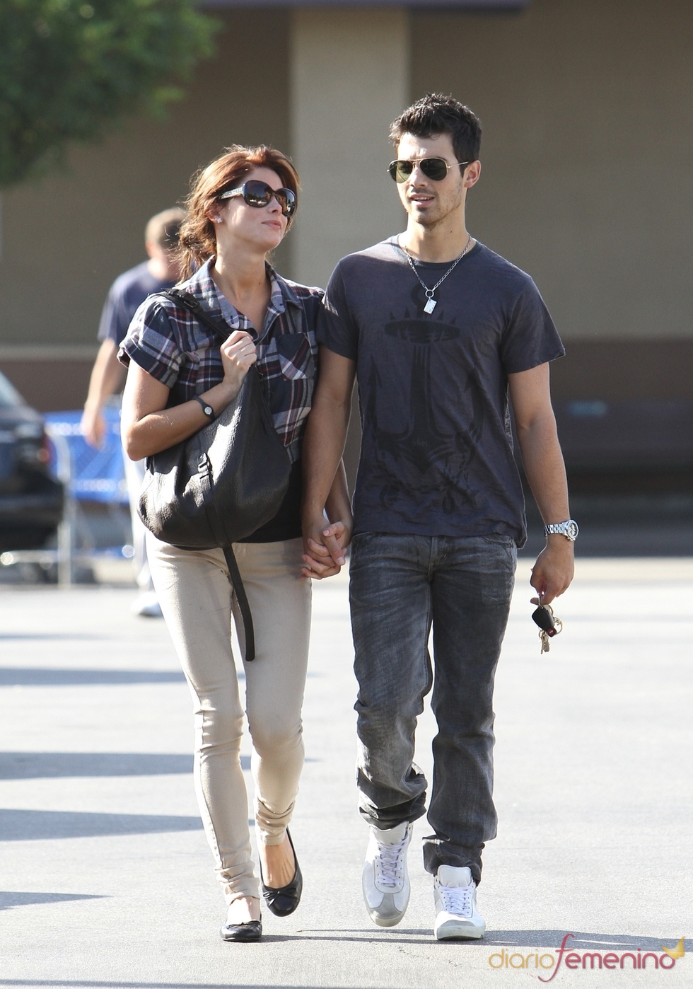 Joe Jonas y Ashley Greene agarrados de la mano