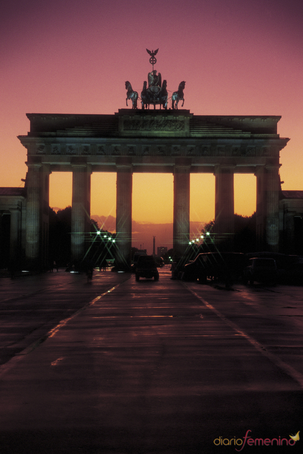 Puerta de Brandenburgo, de noche, en Berlín