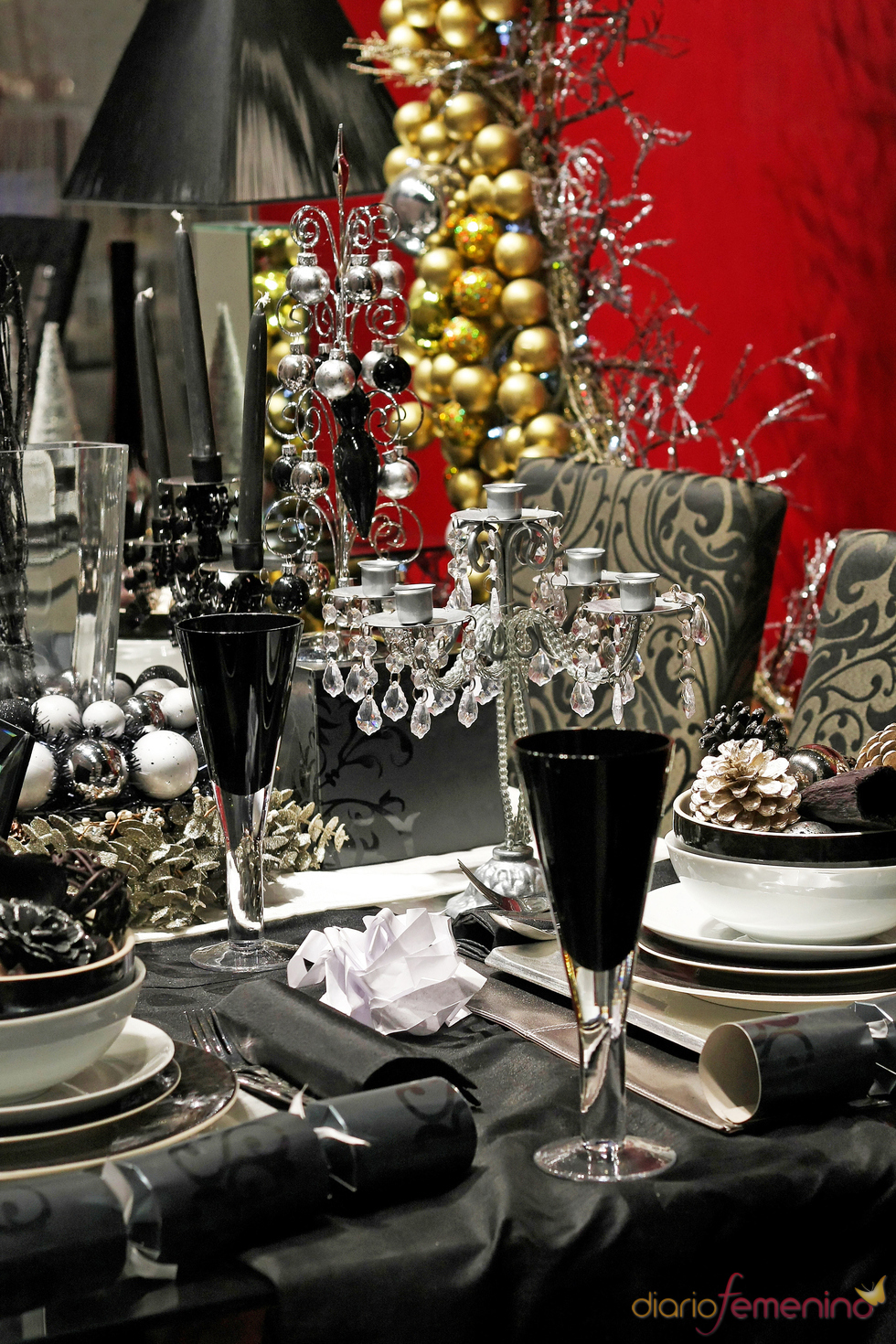 Mesa de Navidad decorada en tonos oscuros