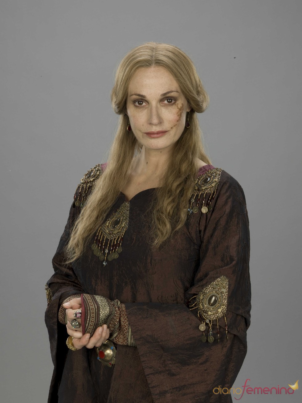 Sarah Parish es Regan en 'Los pilares de la Tierra'