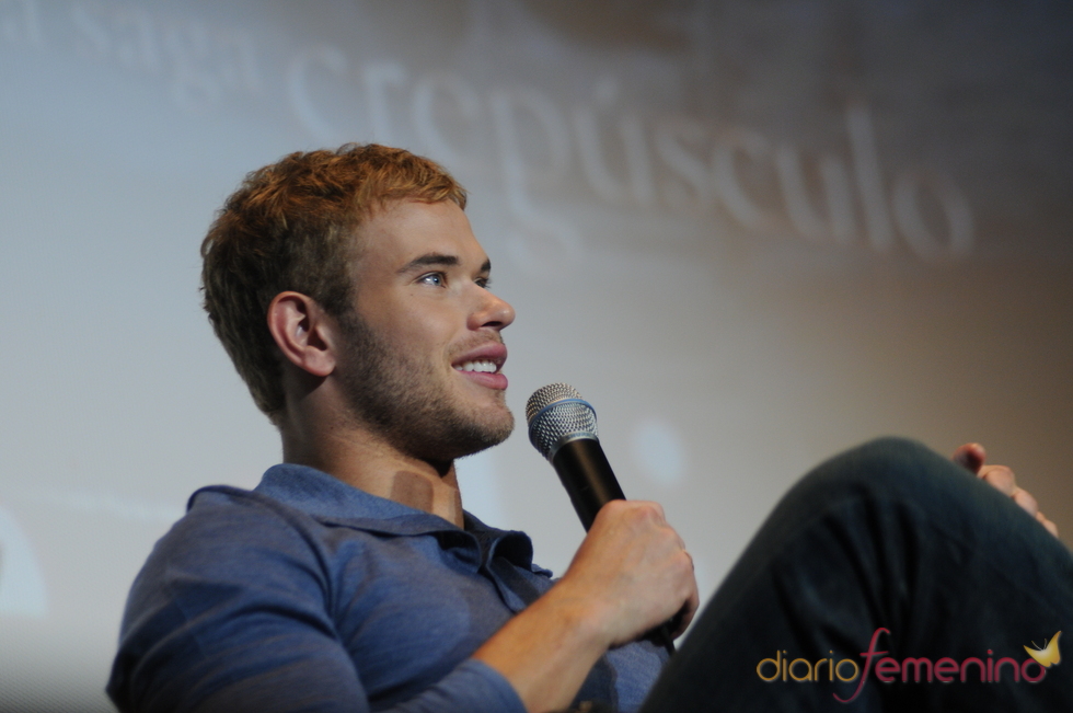 Kellan Lutz feliz durante la rueda de prensa en Sitges