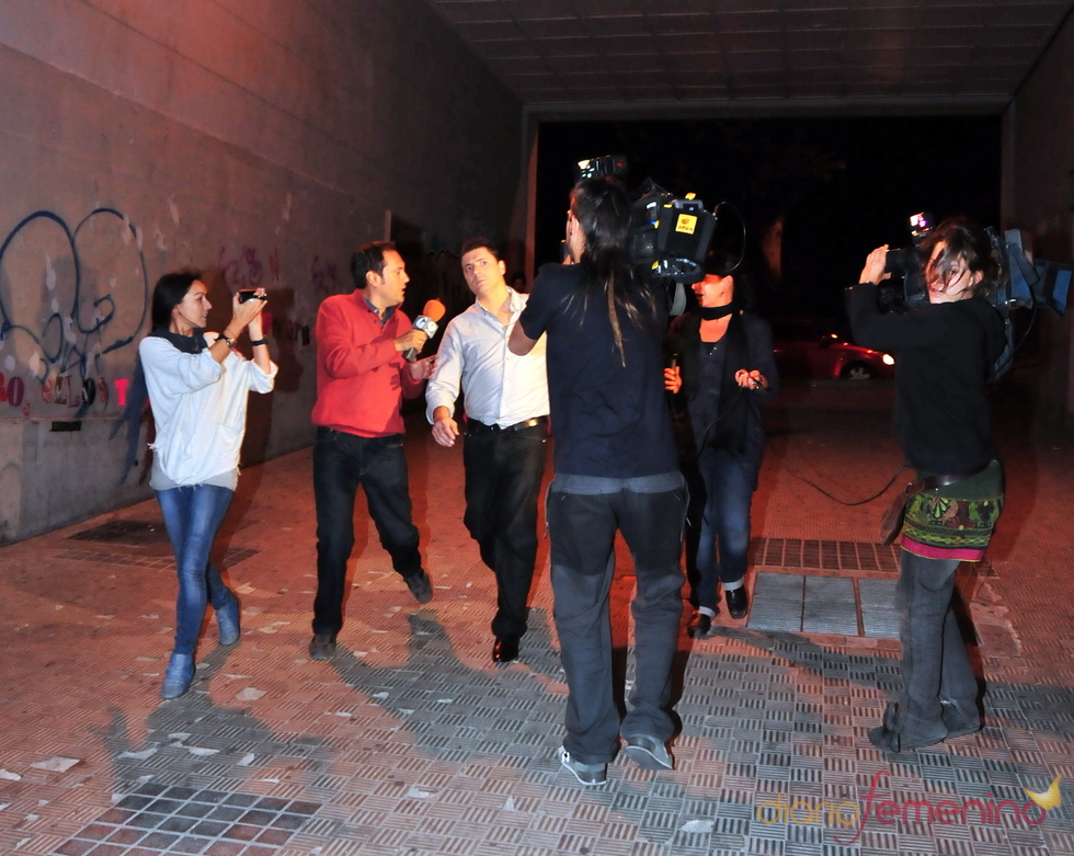 Fran Álvarez viaja a casa de sus padres asediado por la prensa