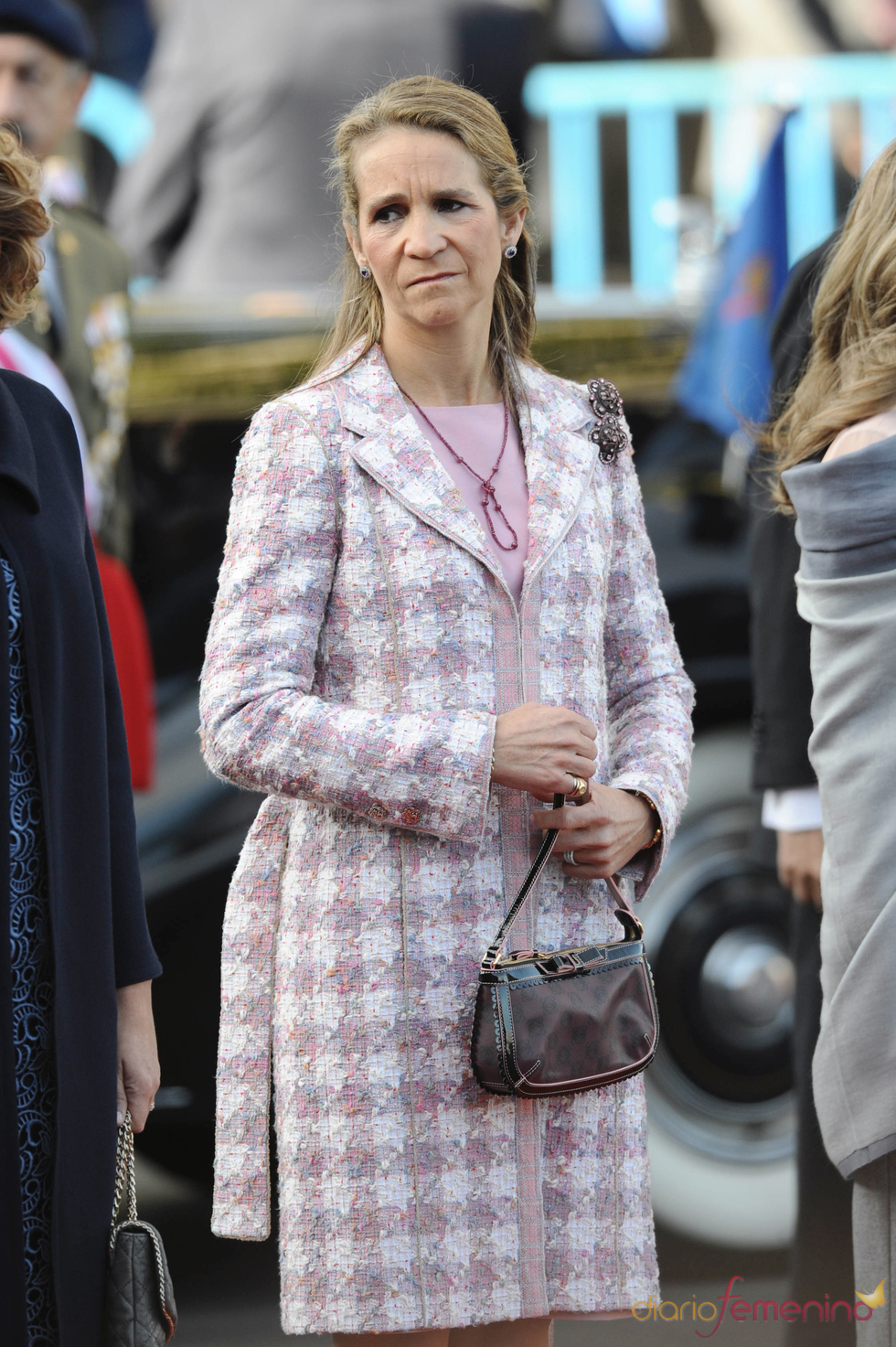 La infanta Elena muy elegante en el desfile de las Fuerzas Armadas