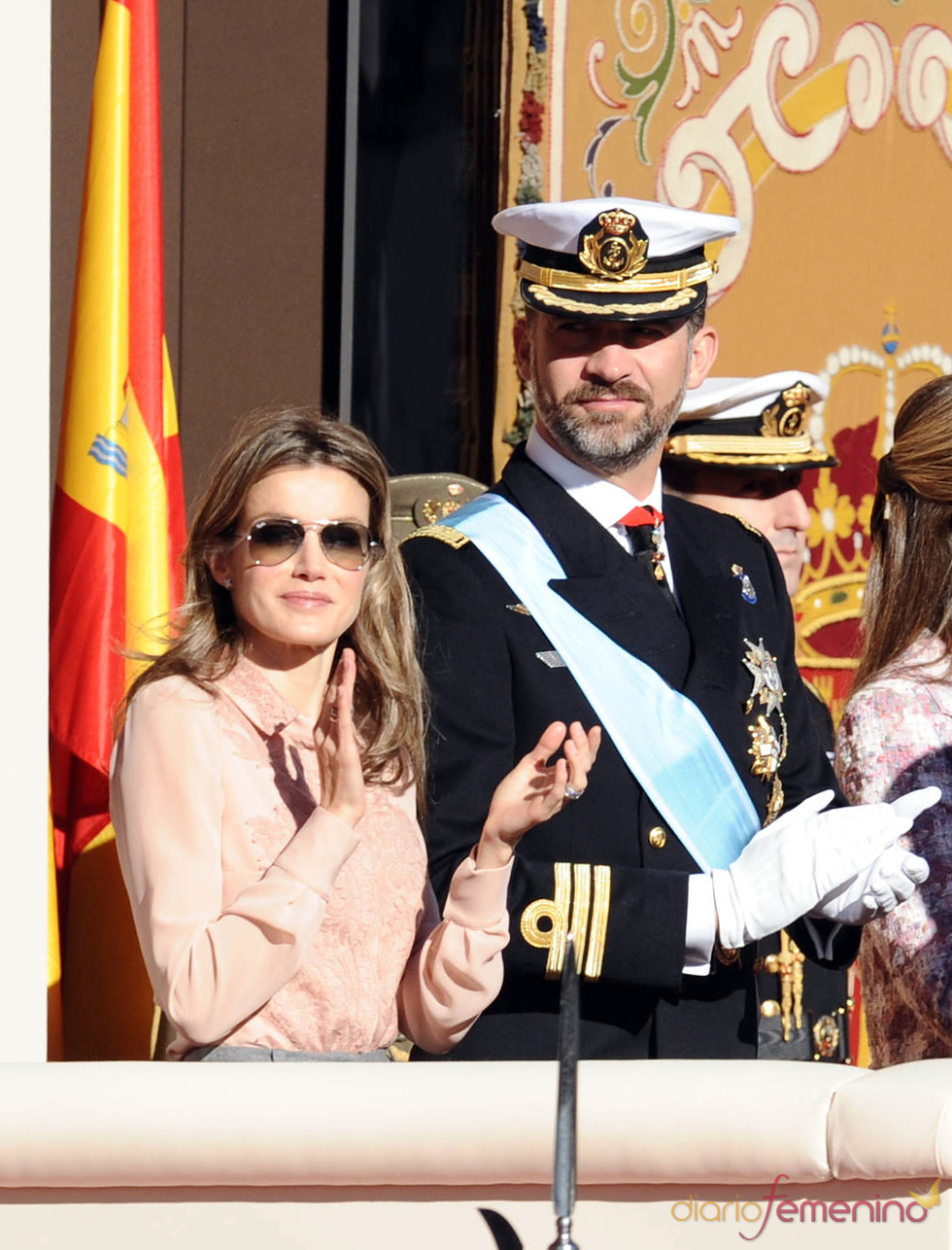 La princesa Letizia se protege del sol en la Castellana