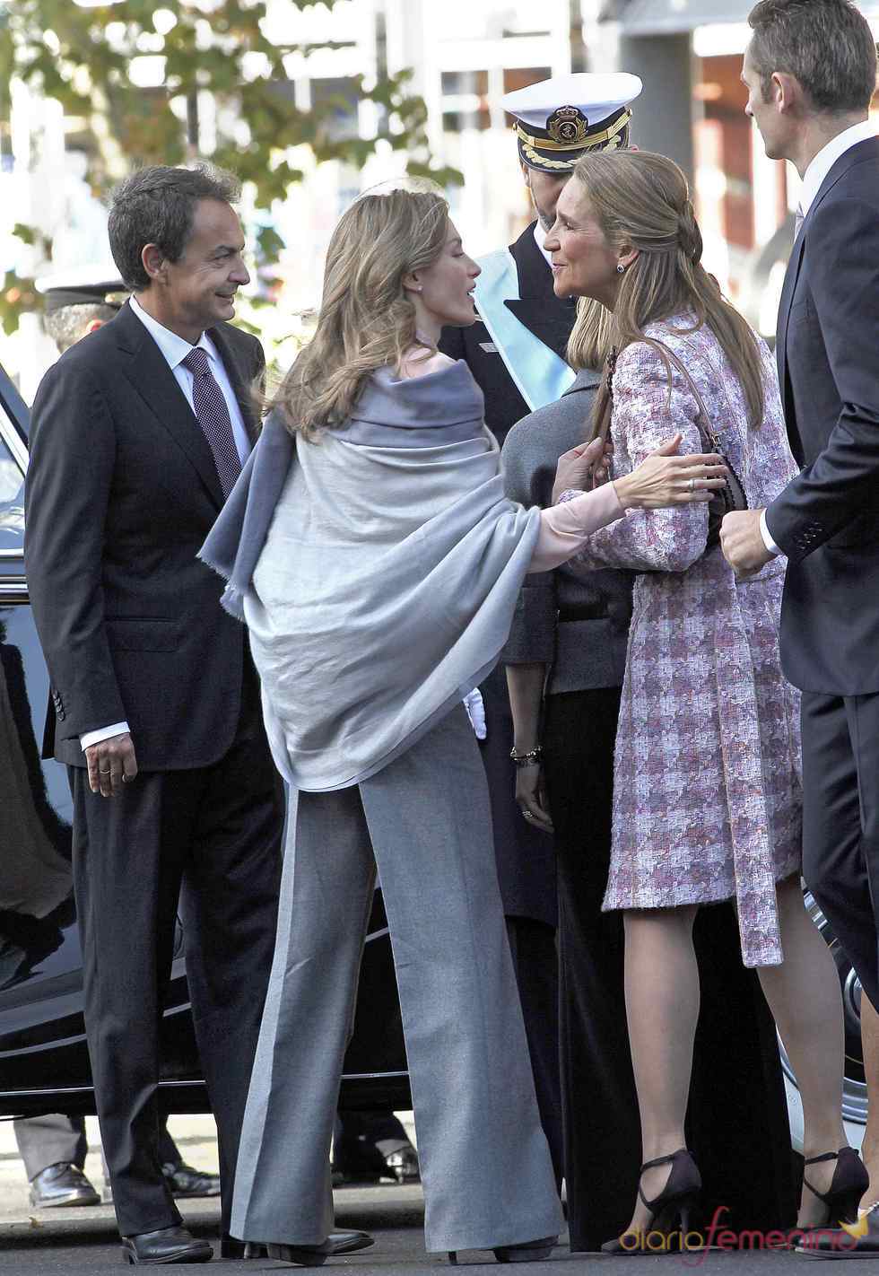 La princesa Letizia y la infanta Elena se saludan el día de la Hispanidad