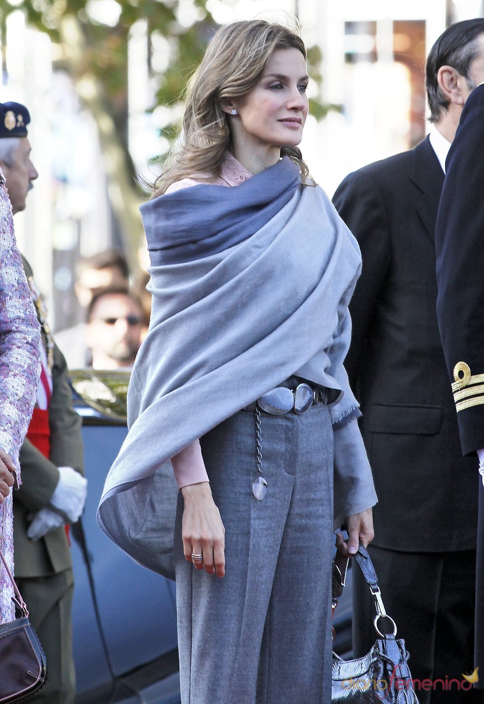 Letizia se protege del frío con una amplia pashmina