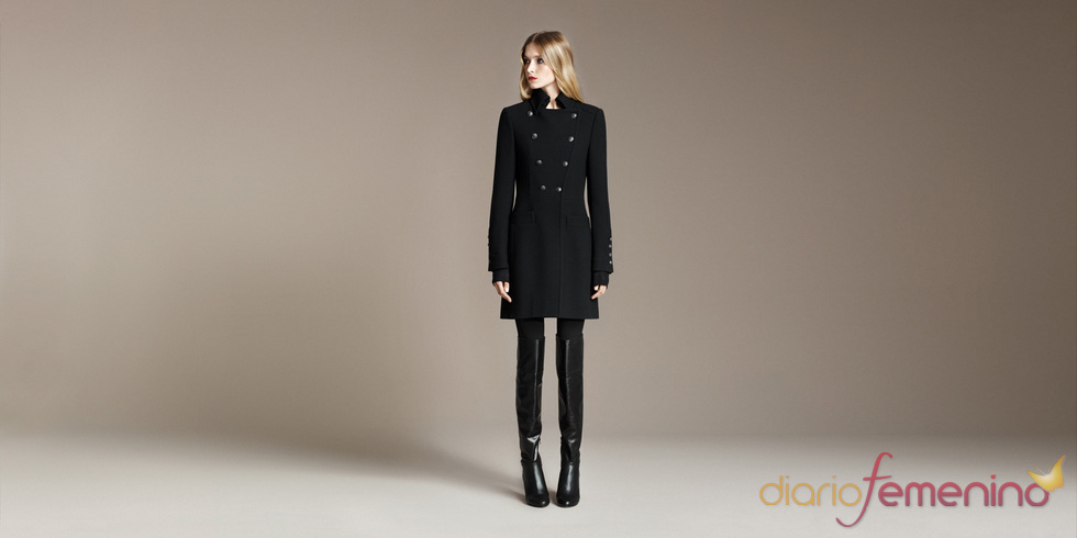 Abrigo militar combinado con botas de caña alta de zara