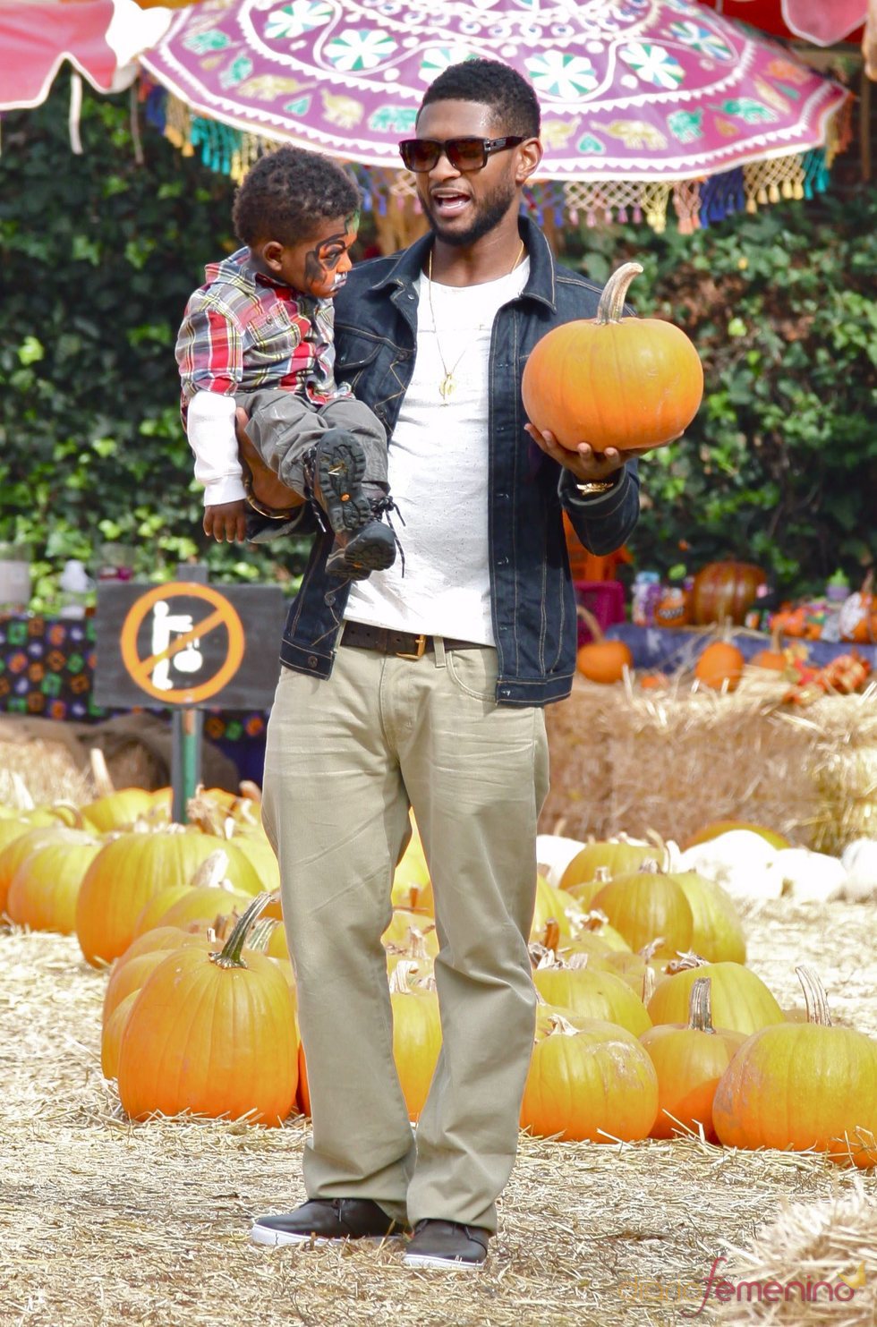 Usher con sus hijos entre calabazas de Halloween