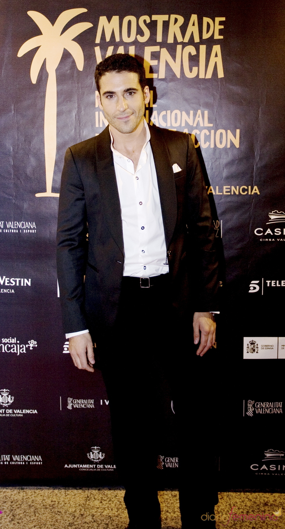 Miguel Ángel Silvestre con vestimenta más formal en la presentación de 'Alakrana'