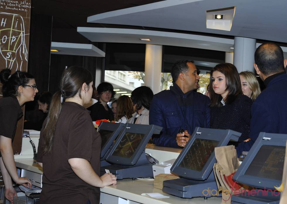 Selena Gomez en el McDonald's