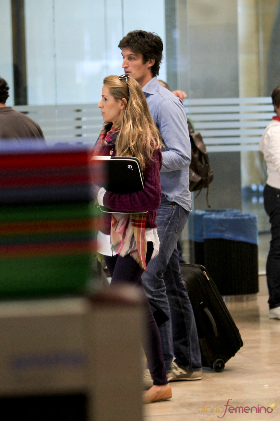 Rafael Medina y Laura Vecino pasando el control en el aeropuerto de barajas