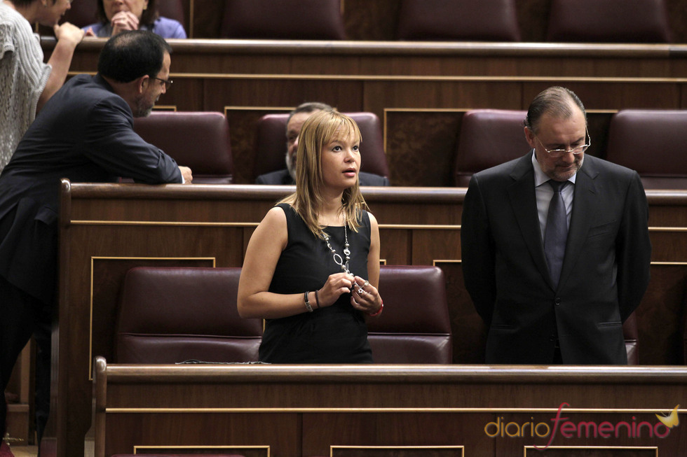 Leire Pajín luciendo la pulsera 'Power Balance'