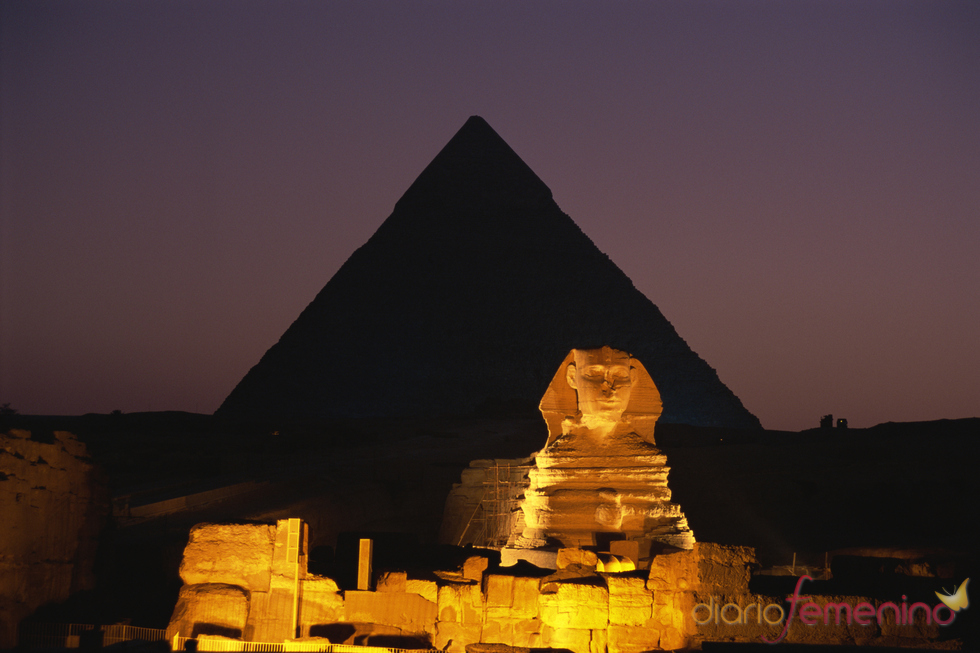 Imagen nocturna de las pirámides de Egipto