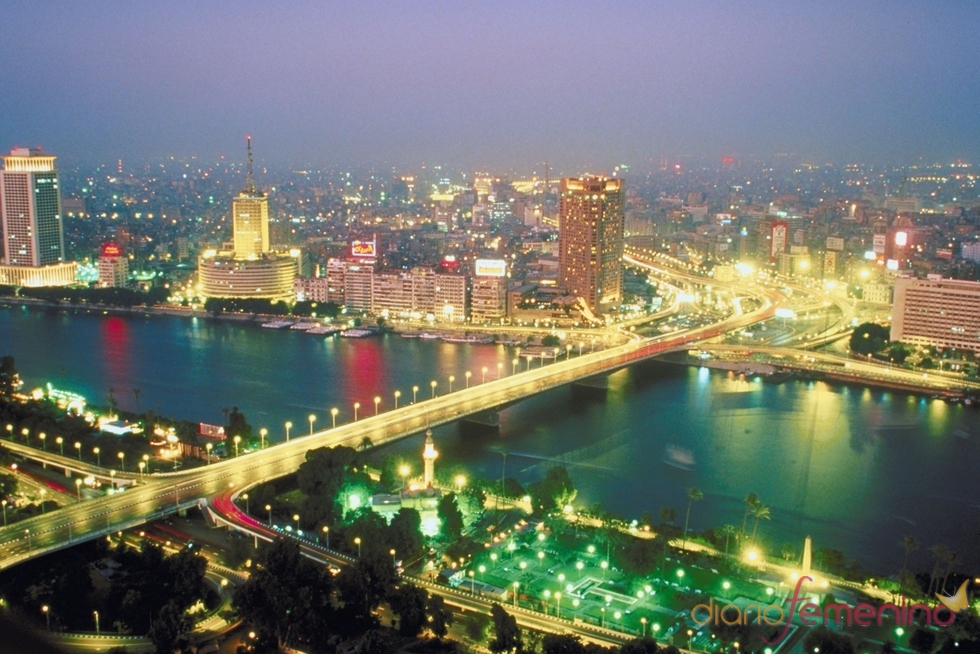 Imagen nocturna de la ciudad de El Cairo