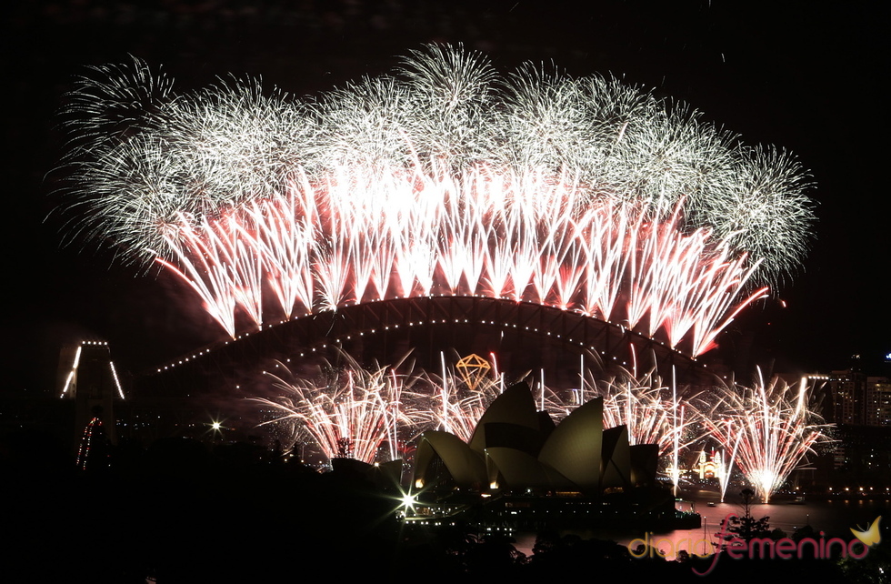 Fuegos artificiales sobre la Opera de Sidney en fin de año