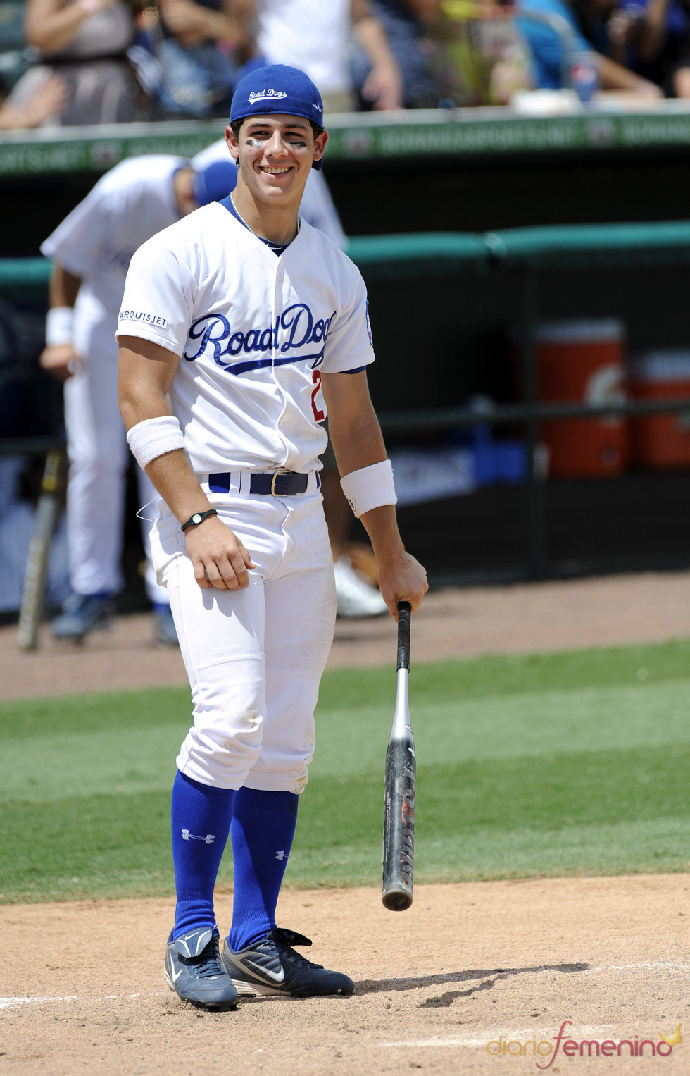 Nick Jonas juega al béisbol con su Power Balance