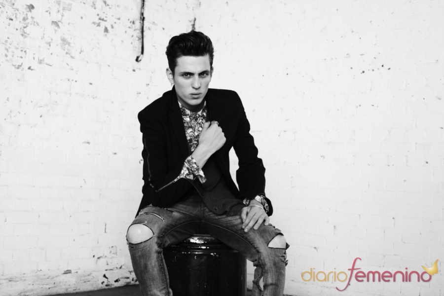 Americana con cremalleras y vaqueros rotos de TopShop