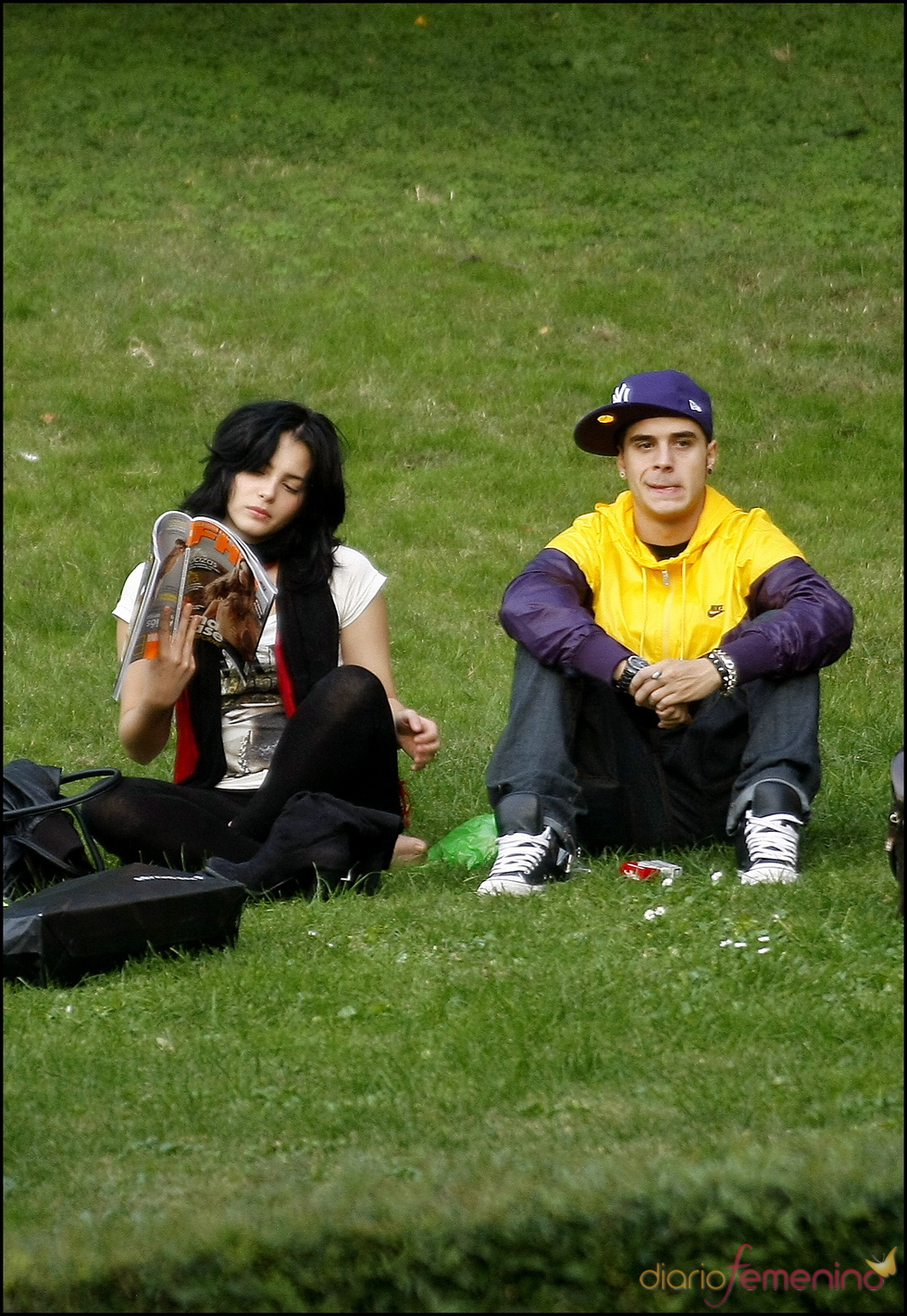 Andrea Duro y Adrián Rodriguez en un parque