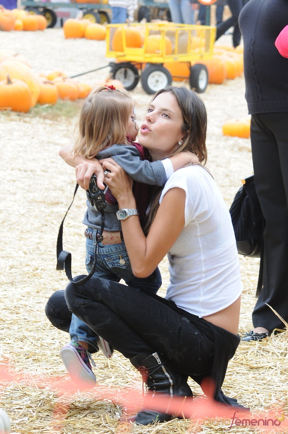 La modelo Alessandra Ambrosio con su hija en el Pumpkin Patch