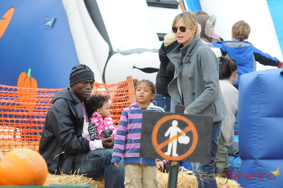 Heidi Klum y Seal en el Pumpkin Patch con sus hijos