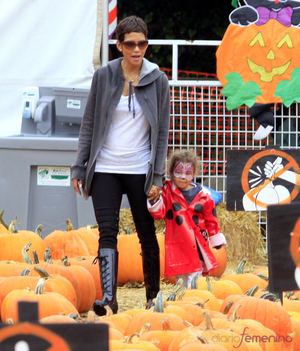Halle Berry y su hija en el Pumpkin Patch
