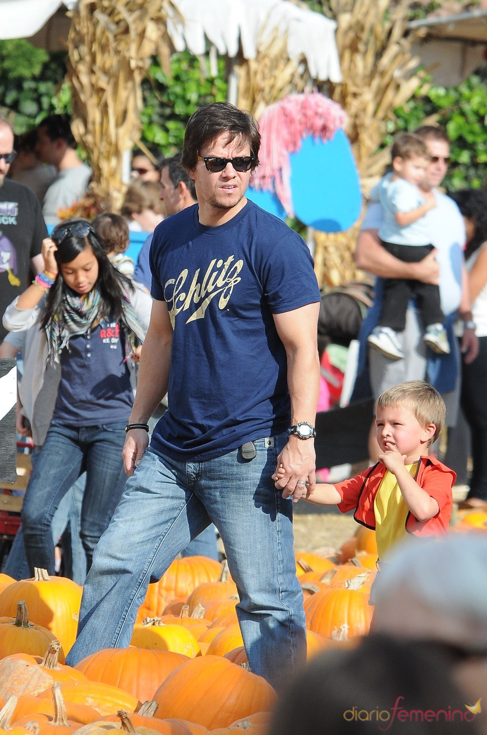 Mark Wahlberg y su hija en el Pumpkin Patch