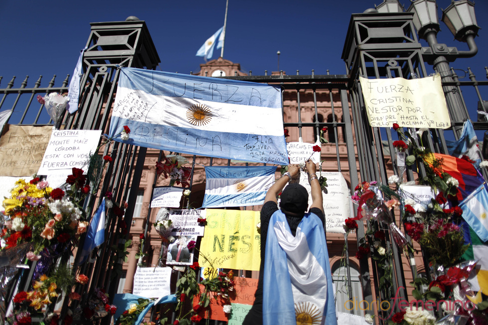 La Casa Rosada cercado por partidarios de Néstor Kirchner