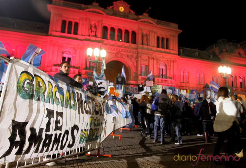 Una multitud despide los restos del ex presidente argentino Néstor Kirchner