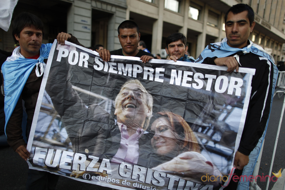 Argentinos apoyando a Cristina Fernández y Néstor Kirchner