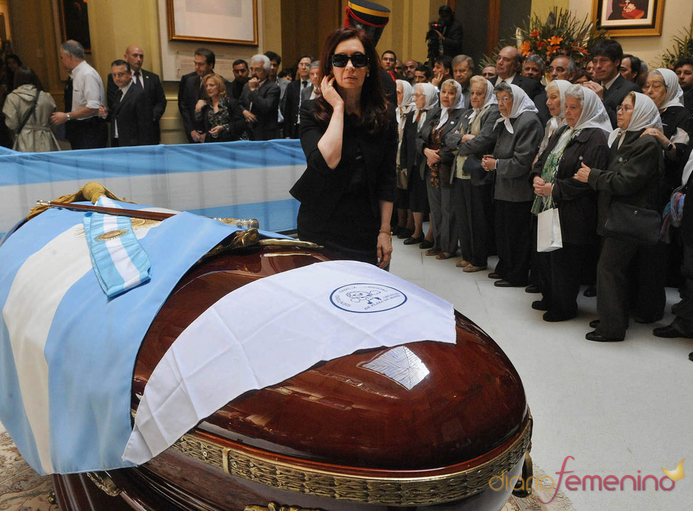 La emoción de Cristina Fernández ante el féretro de Néstor Kirchner