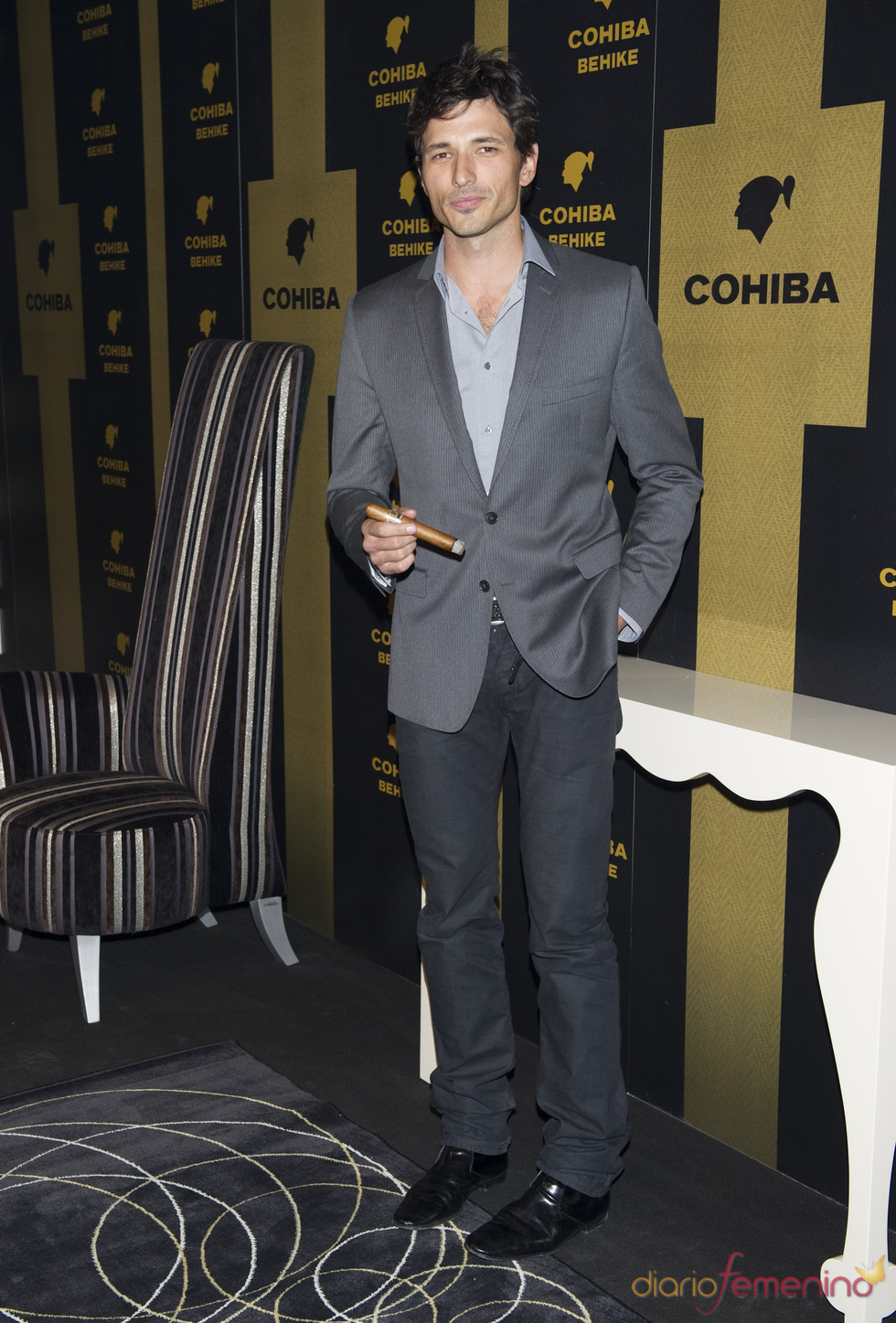 Andrés Velencoso se fuma un puro