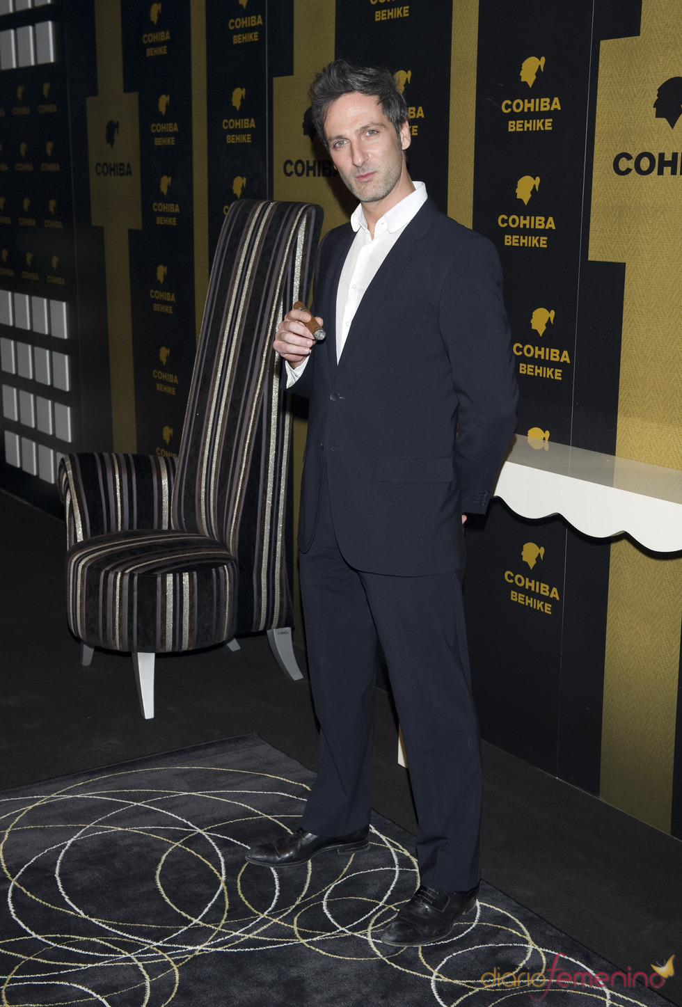 Ernesto Alterio fumándose un Cohiba