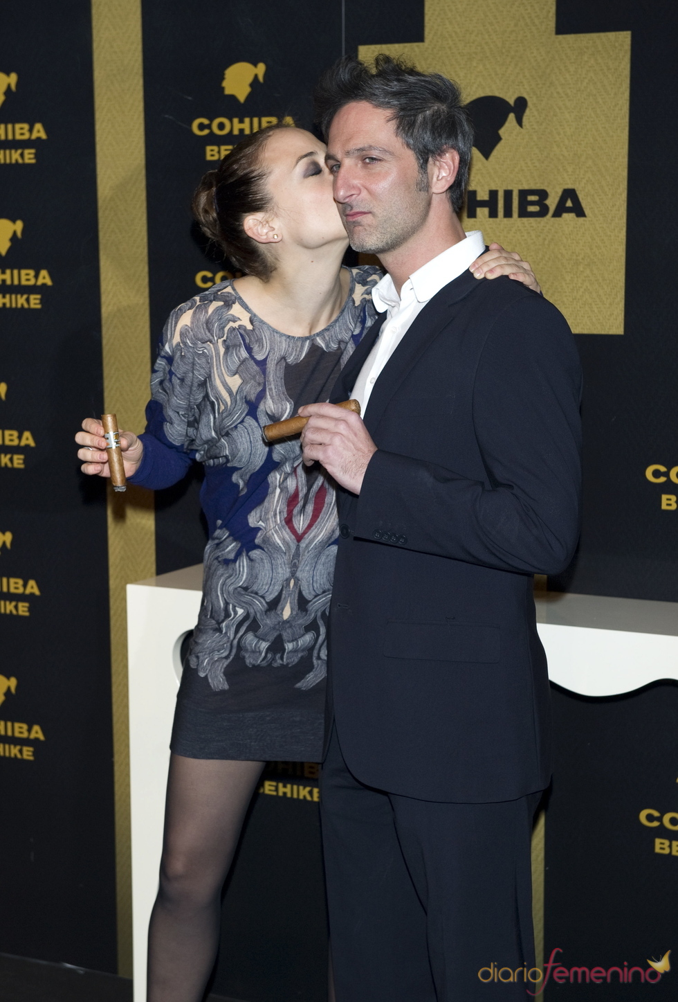 Leonor Walting y Ernesto Alterio se besan