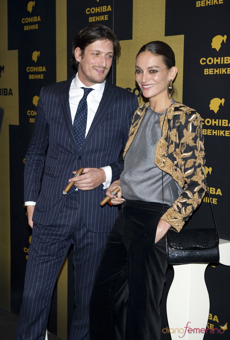 Luis Medina y Laura Ponte posan y fuman juntos
