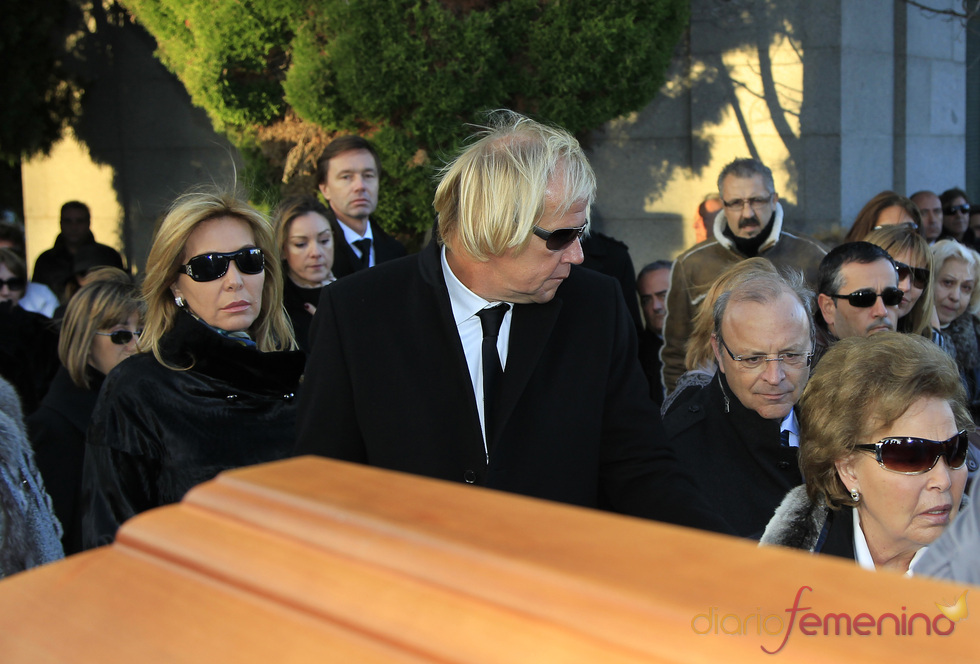 Norma Duval y su madre Purificación en el entierro de Carla Duval