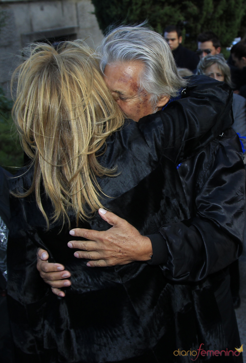 Abrazo de Norma Duval y Marc Ostarcevic en el entierro de Carla Duval
