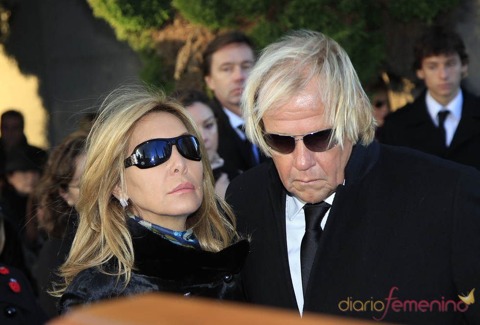Norma Duval en el cementerio de la Sacramental de San Isidro