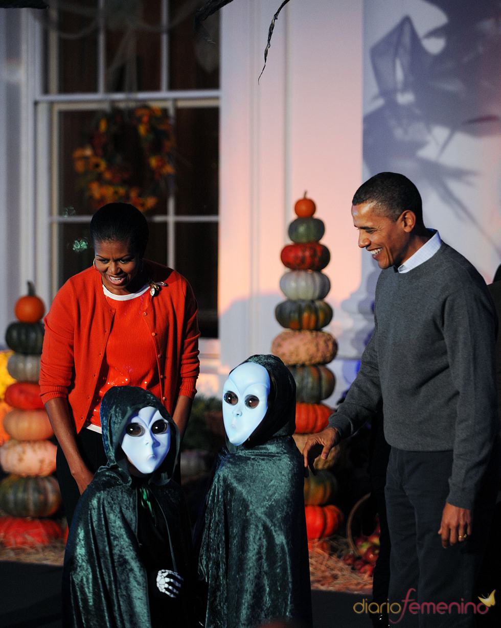 Michelle y Barack Obama reciben a los niños en Halloween
