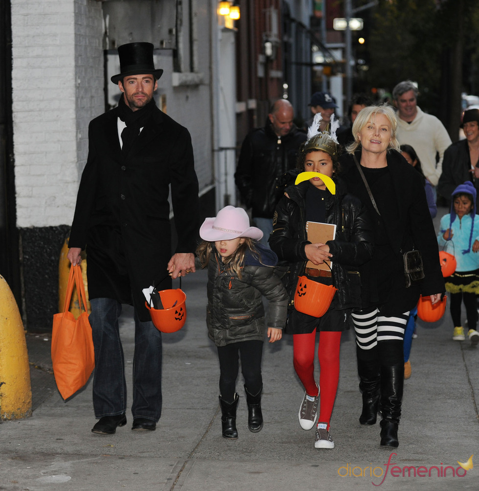 Hugh Jackman recoge caramelos con sus hijos en Halloween