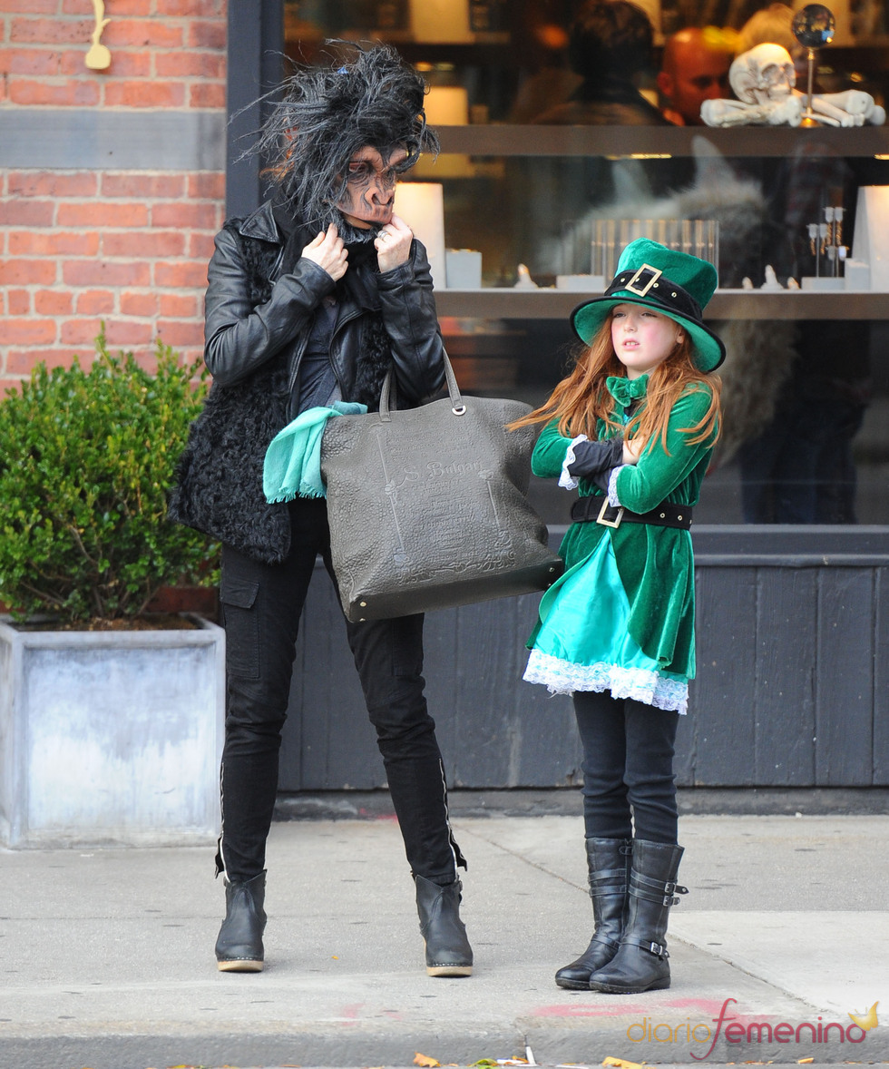 Julianne Moore con careta de mono en Halloween