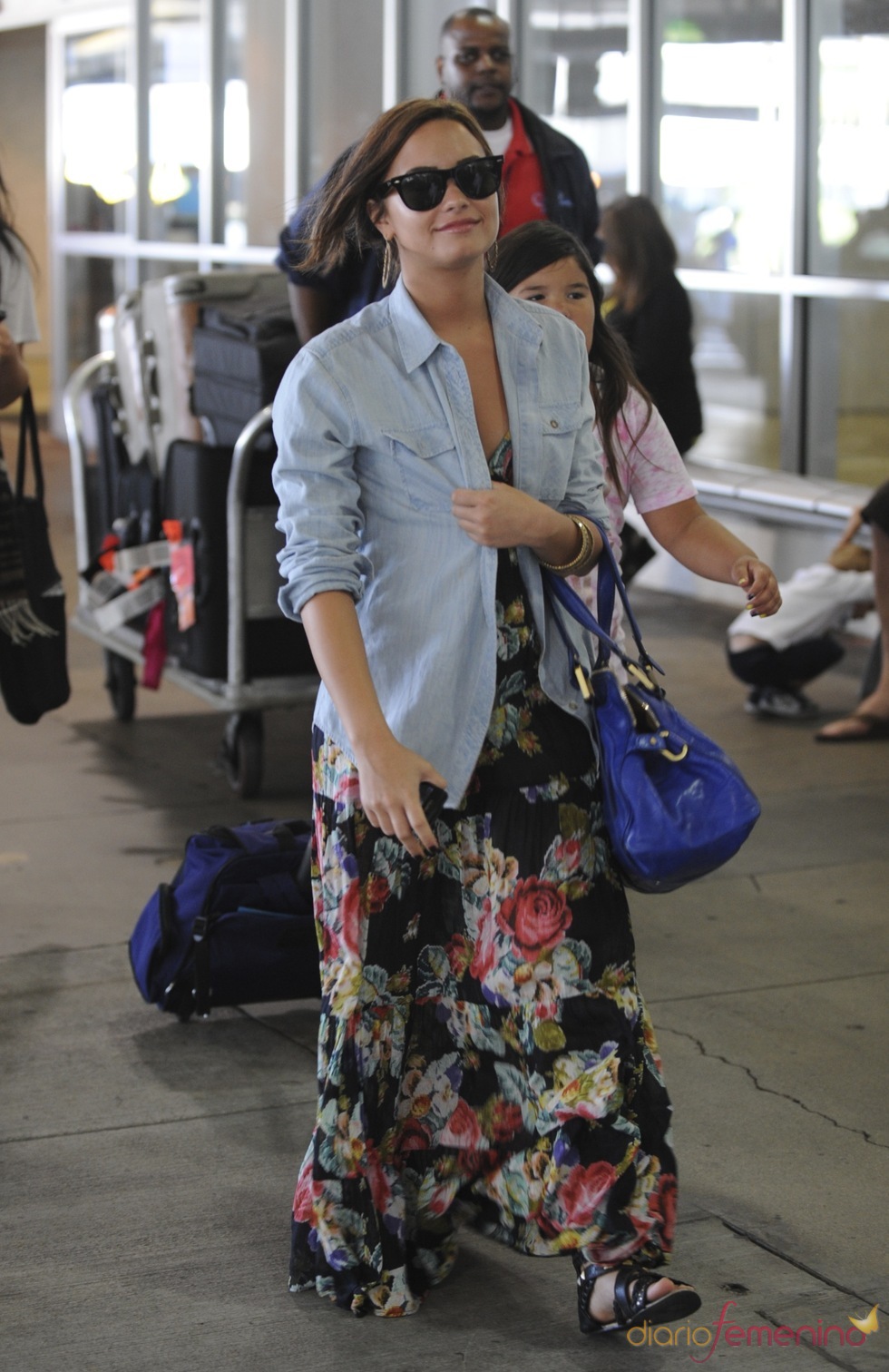Demi Lovato con look desaliñado en el aeropuerto de LAX