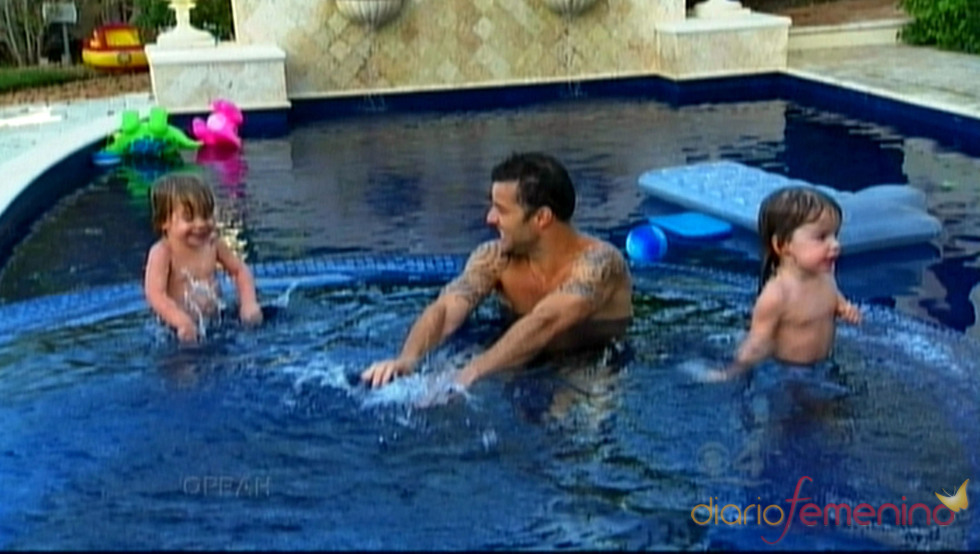 Ricky Martin en la piscina con sus hijos